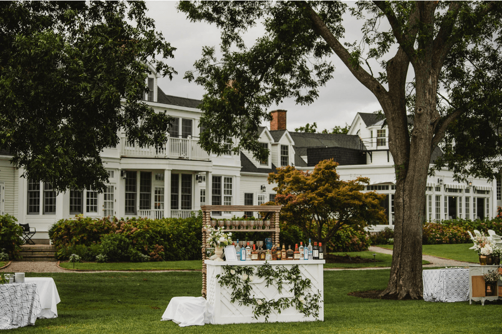 Cocktail bar set on the lawn for Cocktail Hour